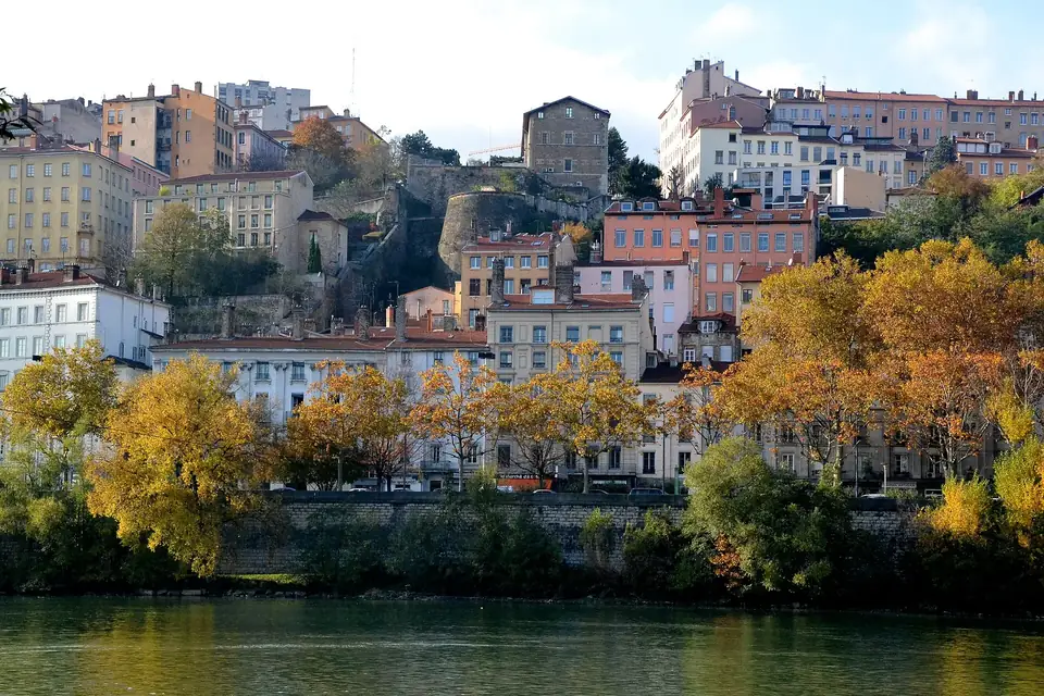 Les pentes de la Croix-Rousse vues depuis les quais du Rhône, à Lyon